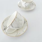 Set 2 cani cafea/cappuccino-220 ml cu 2 farfurii Carrara, portelan alb cu imprimeu gri, bord auriu,Hanna Home
