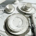 Set 18 piese farfurii Carrara, portelan alb cu imprimeu gri, bord auriu, Hanna Home