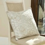 Fata de perna decorativa, 45x45 cm, gri deschis, imprimeu floral margele, Hanna