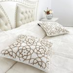 Fata de perna decorativa, 45x45 cm, decor floral, margele aurii, Hanna