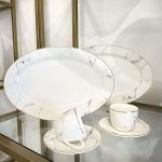 SET 2 PLATOURI CARRARA PORTELAN ALB CU IMPRIMEU GRI, 30 CM, BORD AURIU, HANNA HOME